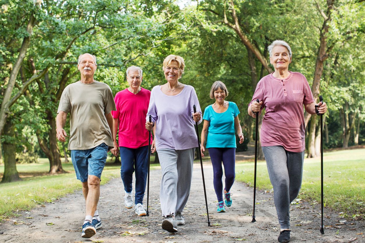 Senioren-Gruppe beim Nordic Walking